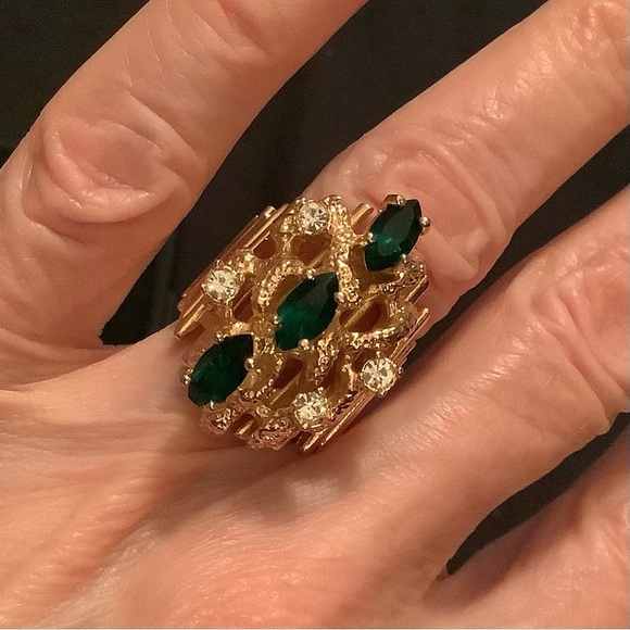 Jewelry - 18 KT H.G.E. Cocktail Ring Size 6